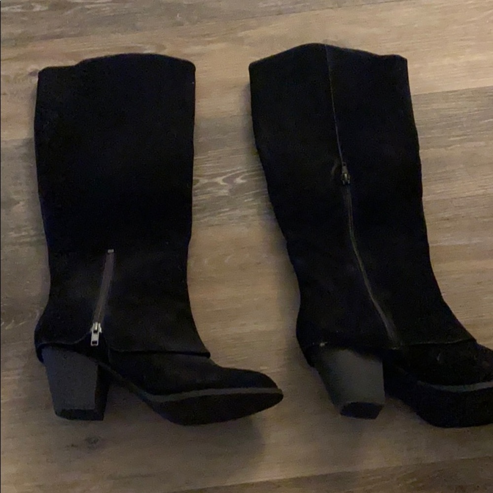 Y’all black boots that food onto the knee!!!!